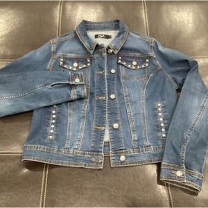 Earl Jeans Size Medium
Stetchy Denim Super Cute Jacket
Cotton/Poly/Rayon/Spandex